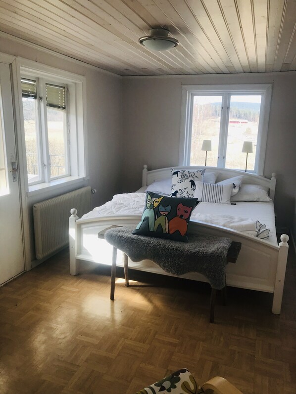 2 chambres, fer et planche à repasser, draps fournis