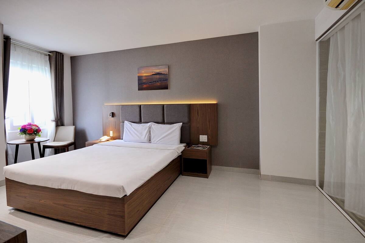 Superior Double Room | Minibar, in-room safe, desk, blackout drapes