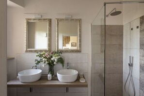 Dusche, Haartrockner, Bidet, Handtücher