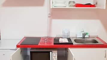 Een koelkast, een magnetron, een koffiezetapparaat/waterkoker