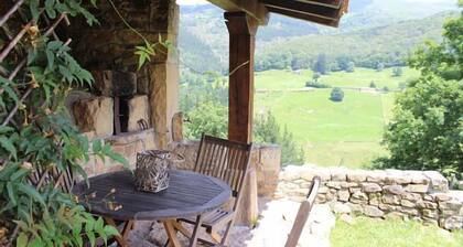 Mökki vuoristossa (täysi vuokra) 2/3 hengelle. Lemmikkieläimet sallittu