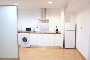 Fridge, microwave, toaster - Albareda 1 - One Bedroom Apartment, Sleeps 4 (Sevilla)