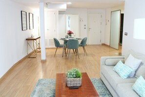 TV - Albareda 1 - One Bedroom Apartment, Sleeps 4 (Sevilla)