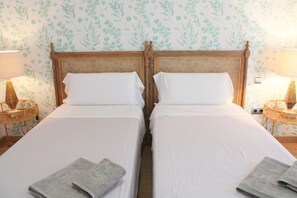 2 bedrooms, iron/ironing board, bed sheets - Albareda 1 - One Bedroom Apartment, Sleeps 4 (Sevilla)