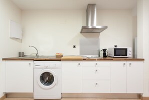 Fridge, microwave, coffee/tea maker, cookware/dishes/utensils - Albareda 1 - One Bedroom Apartment, Sleeps 4 (Sevilla)