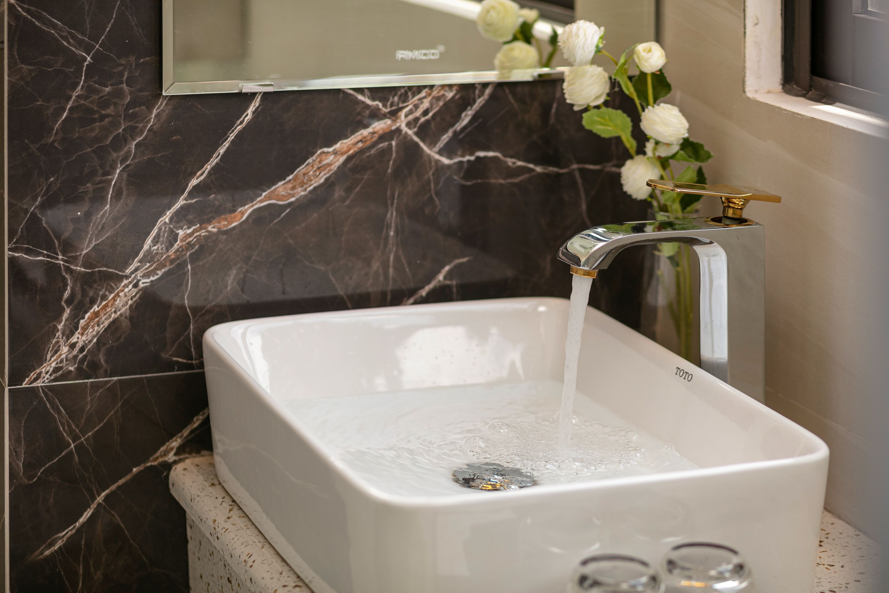 executive double room, 1 king bed, city view | bathroom | shower, free toiletries, hair dryer, bathrobes