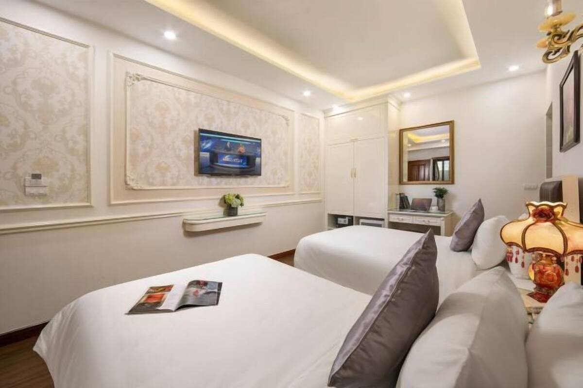 Copriletto in piuma, minibar, cassaforte in camera, una scrivania