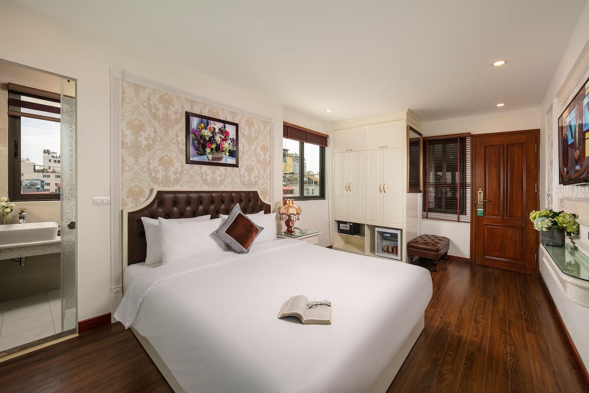 Executive Double Room, 1 King Bed, City View | Minibar, in-room safe, soundproofing, free WiFi