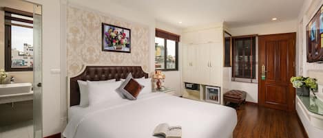 Executive Double Room, 1 King Bed, City View | 1 bedroom, minibar, in-room safe, soundproofing