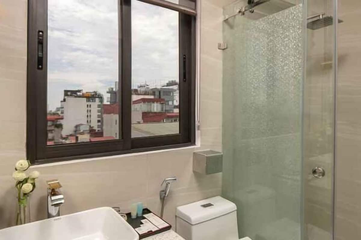 Baño | Regadera, amenidades de baño gratuitas, secadora de cabello, batas