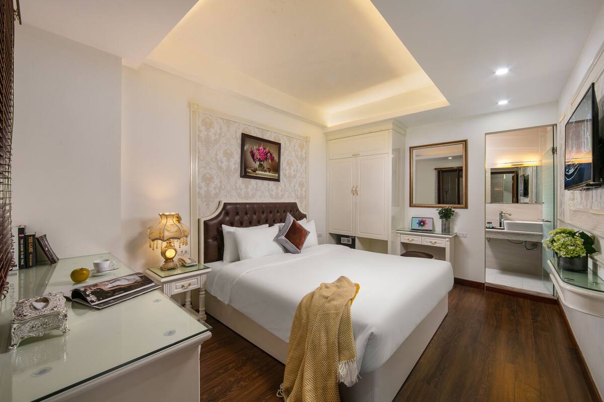 Doppia Deluxe, 1 letto king, non fumatori | Copriletto in piuma, minibar, cassaforte in camera, una scrivania