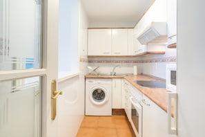 Een koelkast, een microgolfoven, een oven