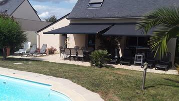 Een buitenzwembad, een verwarmd zwembad