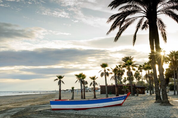 Ranta lähistöllä, aurinkotuoleja