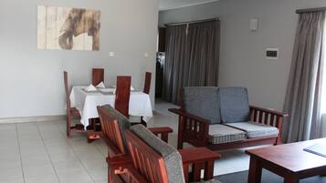 Chalet familiar, 2 habitaciones | Área de sala de estar | Televisión LCD de 32 pulgadas con canales vía satélite y televisión