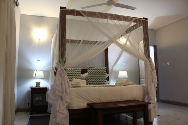 Deluxe Chalet, 1 Queen Bed | In-room safe, desk, laptop workspace, blackout drapes