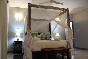 Deluxe Chalet, 1 Queen Bed | In-room safe, desk, laptop workspace, blackout drapes