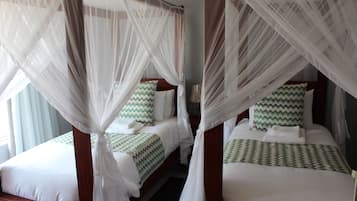 2 chambres, coffres-forts dans les chambres, bureau