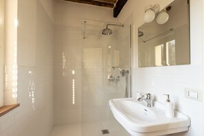 Douche, sèche-cheveux, bidet, serviettes fournies