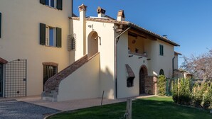 A two-story house with a brick staircase, a gated entrance, and a well-maintained lawn. - Beatrice - Charming accommodation in period farmhouse near Montepulciano (Chianciano Terme)