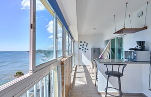 Kühlschrank, Mikrowelle, Wasserkocher mit Kaffee-/Teezubehör, Toaster