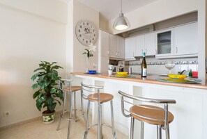 Kühlschrank, Mikrowelle, Toaster, Kochgeschirr/Geschirr/Besteck