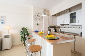 Een koelkast, een microgolfoven, een broodrooster