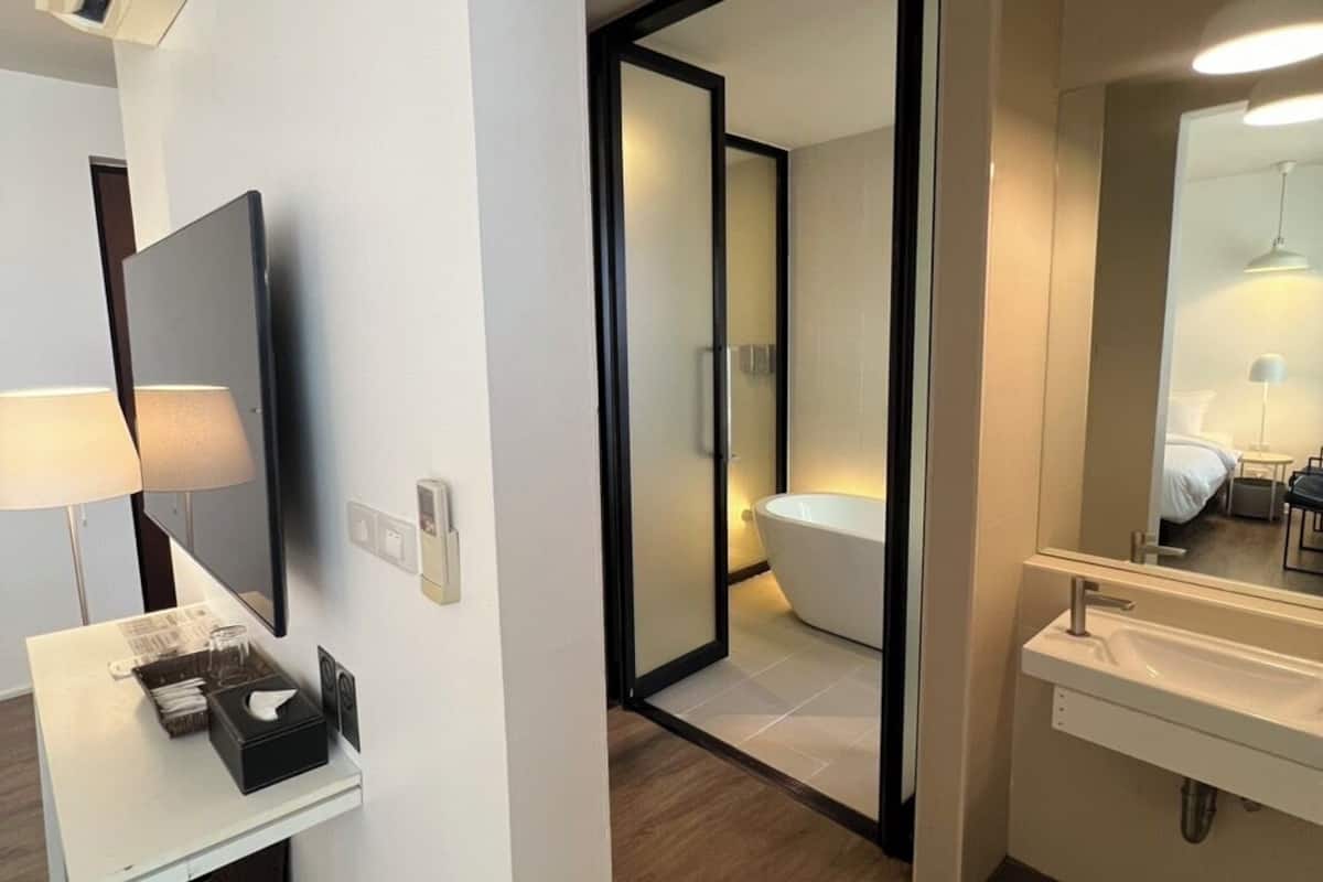 Suite Room with Bathtub (2 Persons) | Safe på rommet, skrivebord, blendingsgardiner og wi-fi (inkludert)