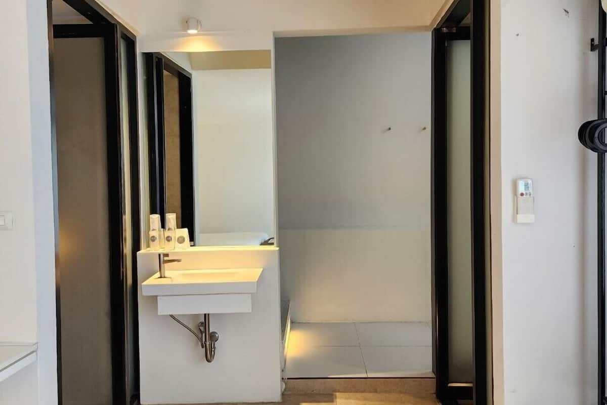 Deluxe Room with Balcony | Safe på rommet, skrivebord, blendingsgardiner og wi-fi (inkludert)