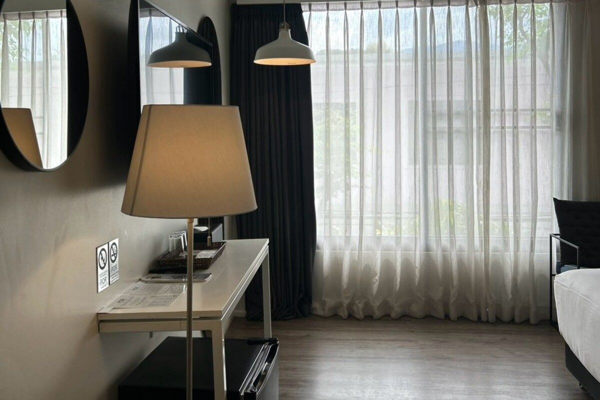 Deluxe Room with Bathtub | Safe på rommet, skrivebord, blendingsgardiner og wi-fi (inkludert)