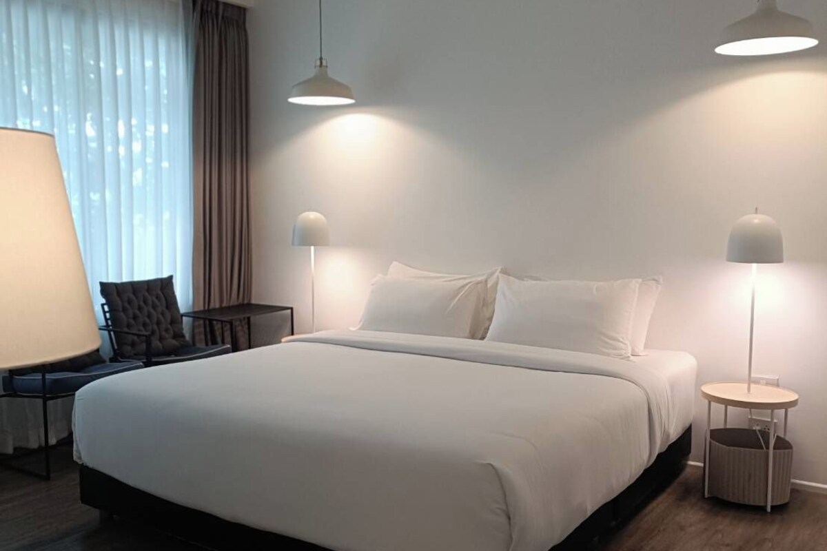 Suite Room with Bathtub (2 Persons) | Safe på rommet, skrivebord, blendingsgardiner og wi-fi (inkludert)