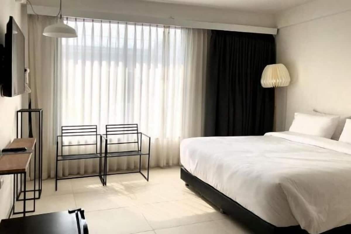 Caja de seguridad en la habitación, escritorio y cortinas blackout