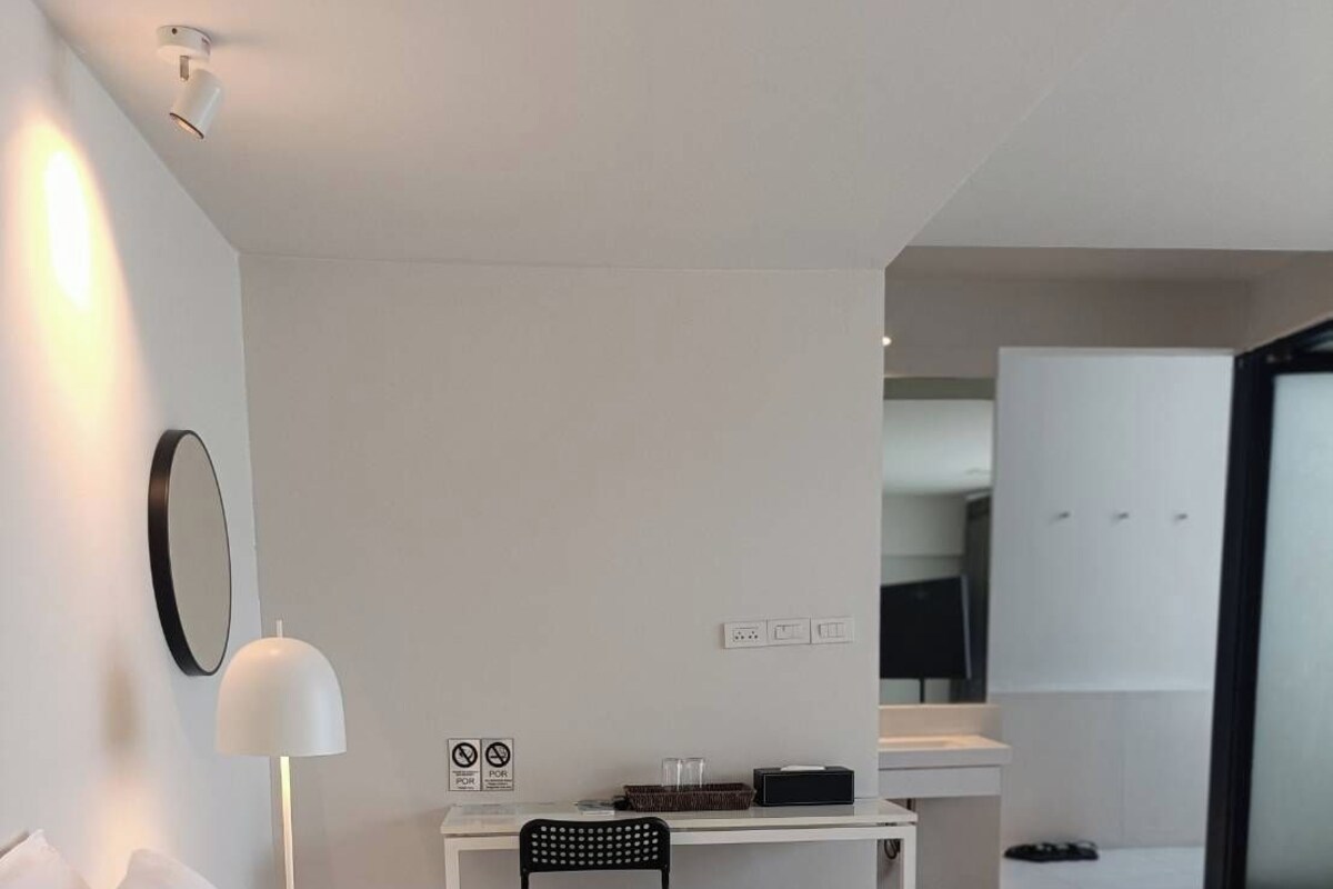 Deluxe Room with Balcony | Safe på rommet, skrivebord, blendingsgardiner og wi-fi (inkludert)