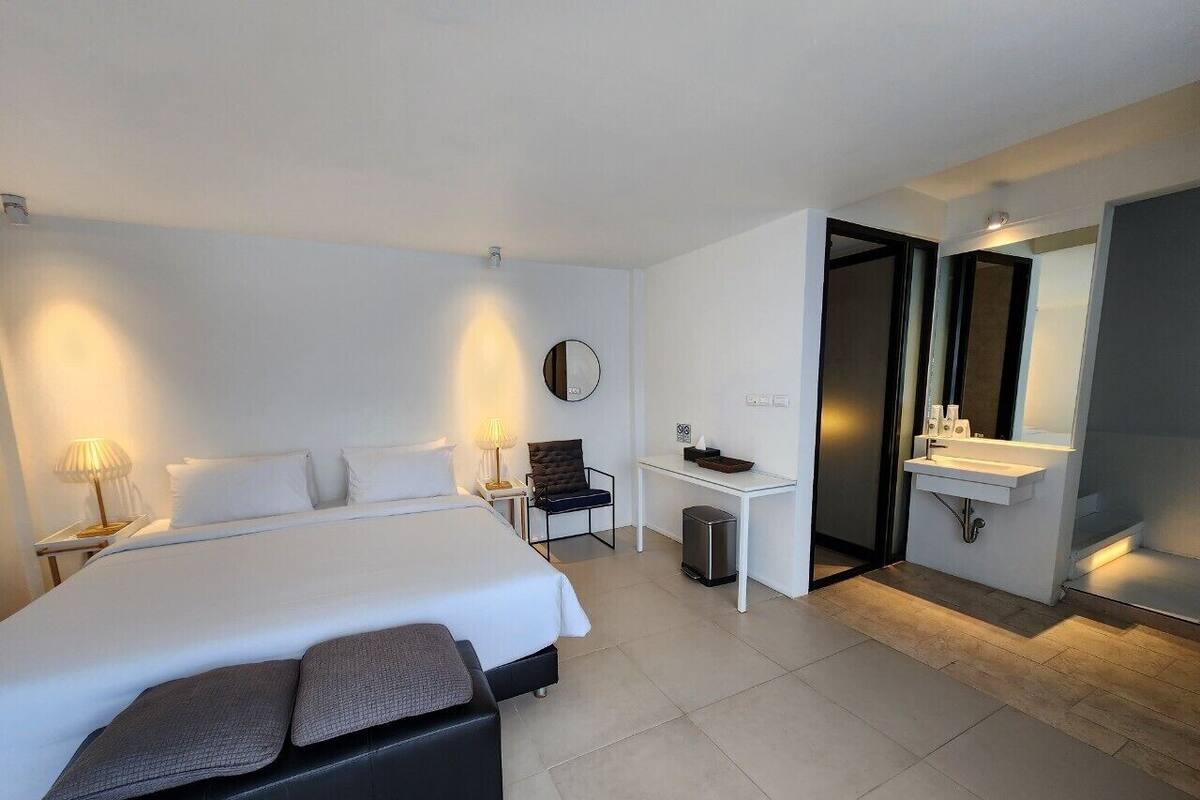 Deluxe Room with Bathtub | Safe på rommet, skrivebord, blendingsgardiner og wi-fi (inkludert)