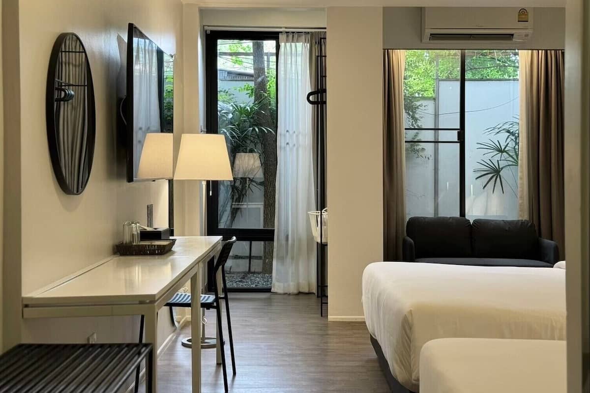 Family Room Garden View | Safe på rommet, skrivebord, blendingsgardiner og wi-fi (inkludert)