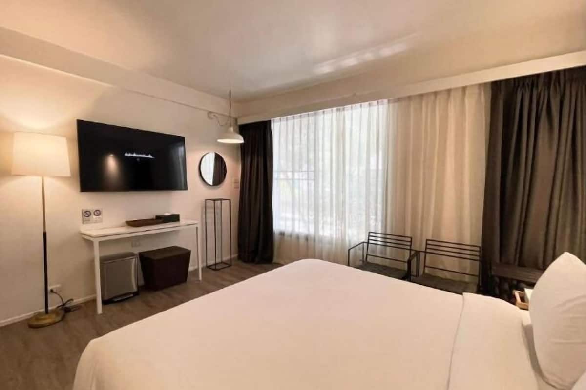 Caja de seguridad en la habitación, escritorio y cortinas blackout