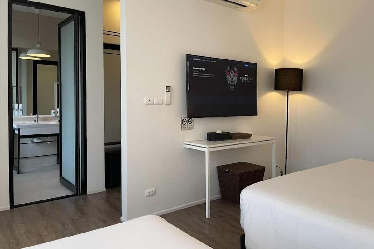 Family Suite Room with Bathtub | Safe på rommet, skrivebord, blendingsgardiner og wi-fi (inkludert)