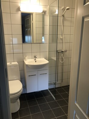 基础客房, 1 张大号单人床 | 浴室 | 淋浴设施、毛巾