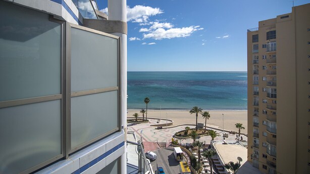 A view of a beach from a high-rise building with a clear sky and calm sea. - First line / Wifi / Spa / Seaviews / Heated pool / Pets (Calpe)