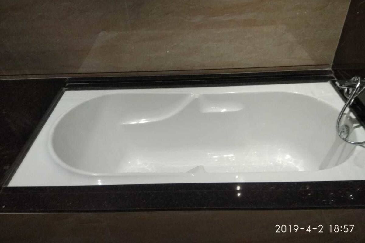 Business Suite, 1 Double Bed | Bathroom | Slippers, towels