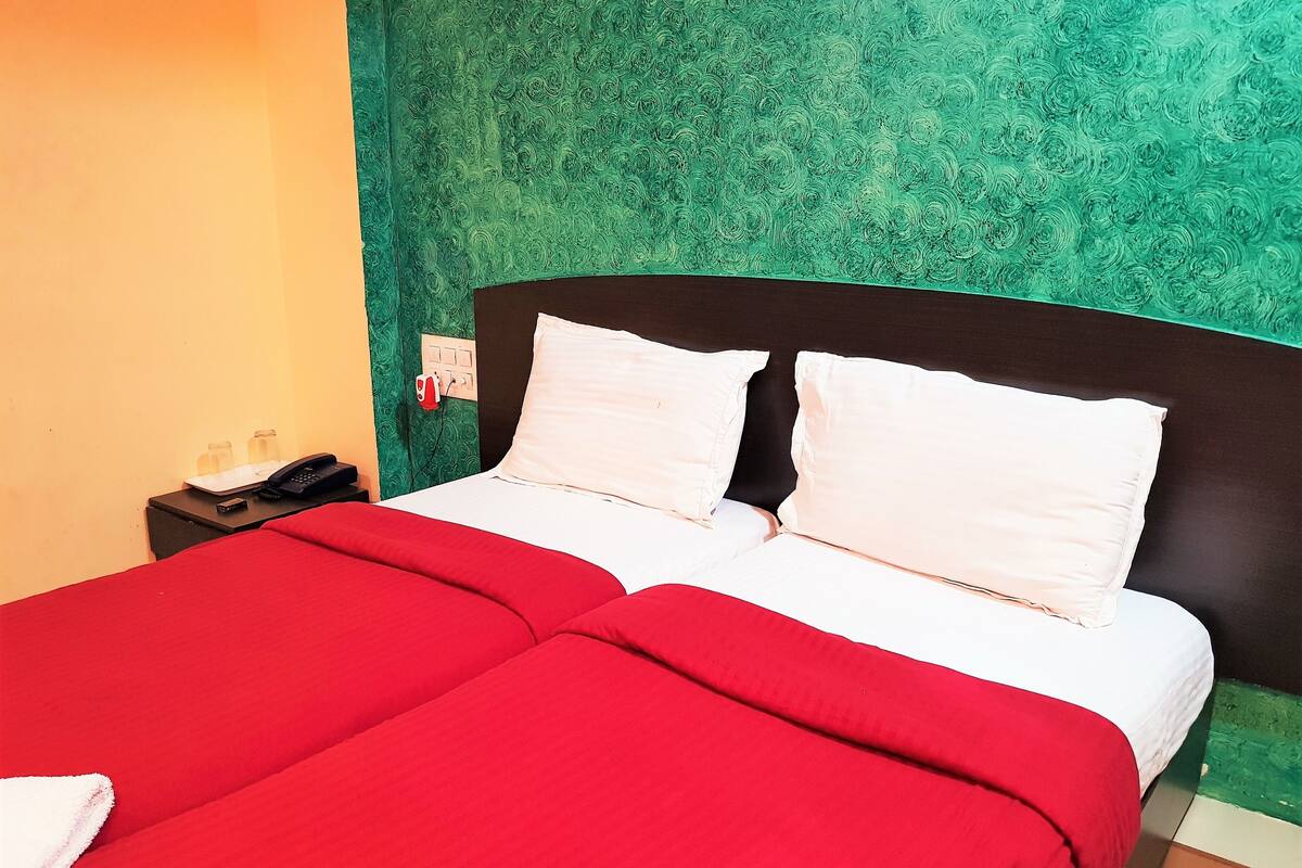 Deluxe Double Room | Desk, free WiFi, bed sheets