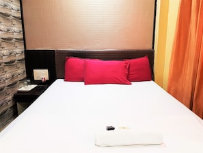 Deluxe Double Room | Desk, free WiFi, bed sheets