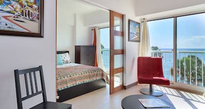Elegant Modern Business Ready Apt Panoramic 413