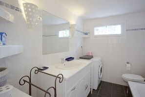 Badewanne, Haartrockner, Handtücher