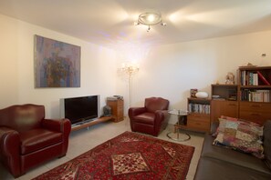 Fernseher, DVD-Player, Bücher, Stereoanlage