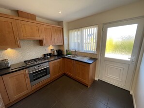 Fridge, microwave, oven, stovetop - Holm from Home Holiday Home (Inverness)