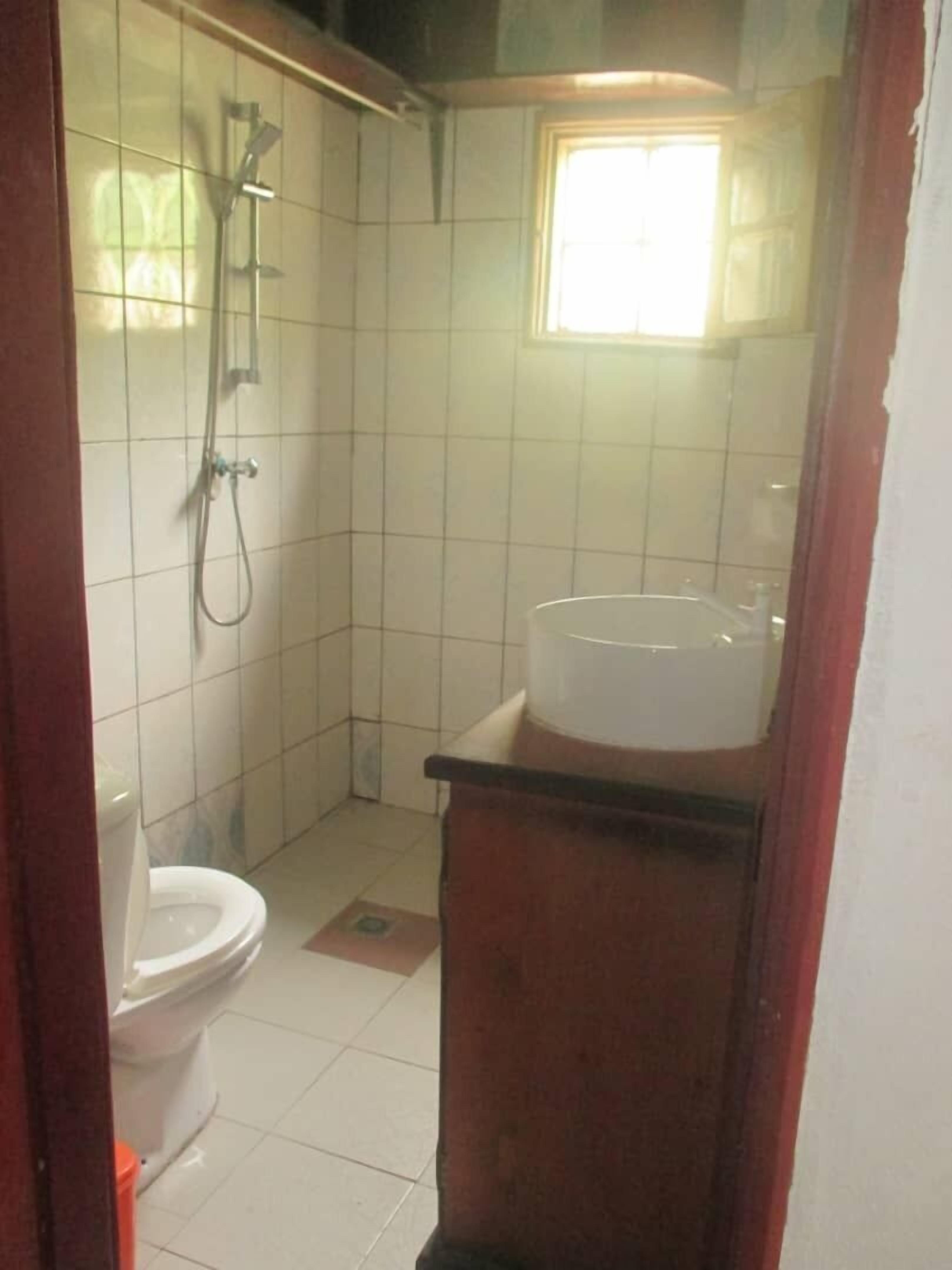 Habitación Confort doble, vistas al patio | Baño | Ducha, cabezal de ducha tipo lluvia, secador de pelo y toallas