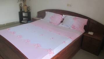 Comfort Double Room, Courtyard View | Individually decorated, individually furnished, iron/ironing board