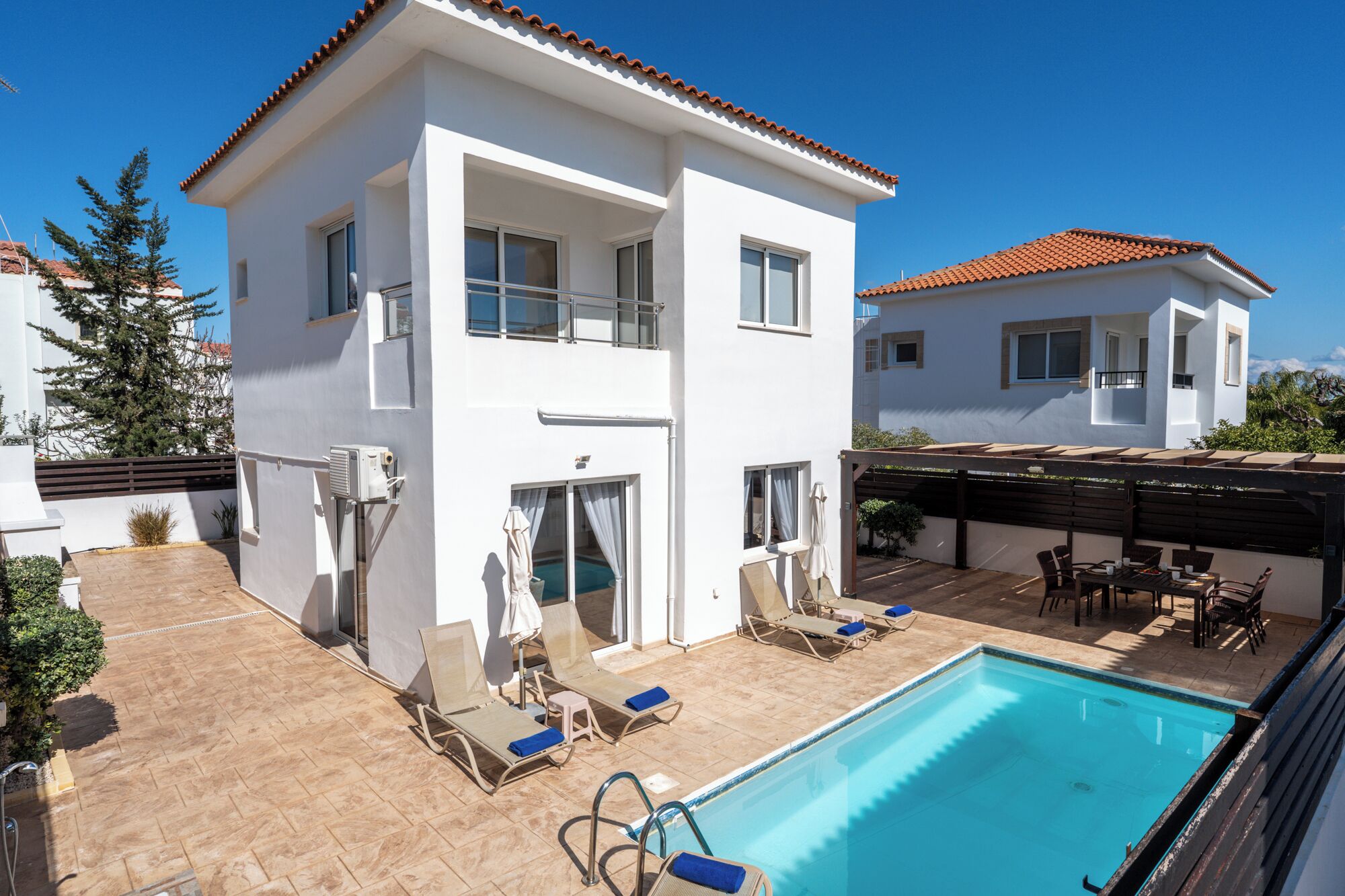 Outdoor pool, pool loungers