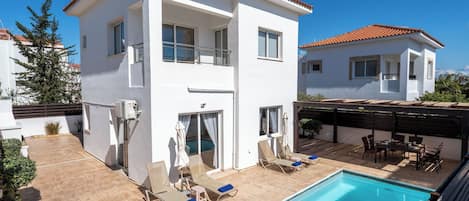 Ulkouima-allas, aurinkotuoleja